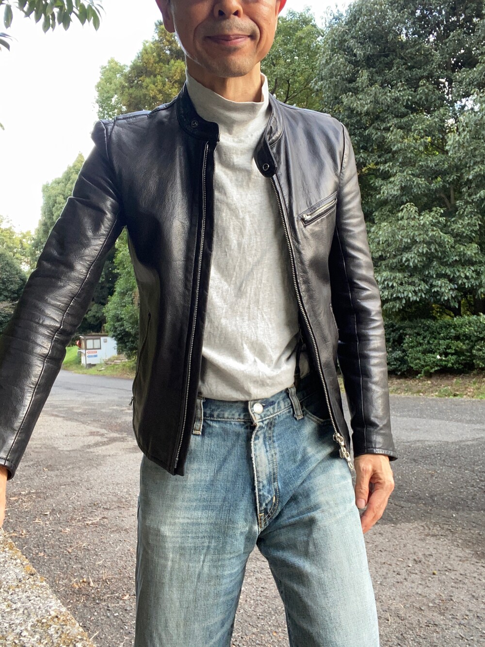 「シングルライダース、モックネックカットソー、ストレートデニム、コインローファー、ネイビー×ブラック、コットンニット帽」｜「UNIQLOのアイテム（デニムパンツ、ブルー系）」を使った、Paulさん（メンズ・171cm）の秋コーディネートの2枚目の写真