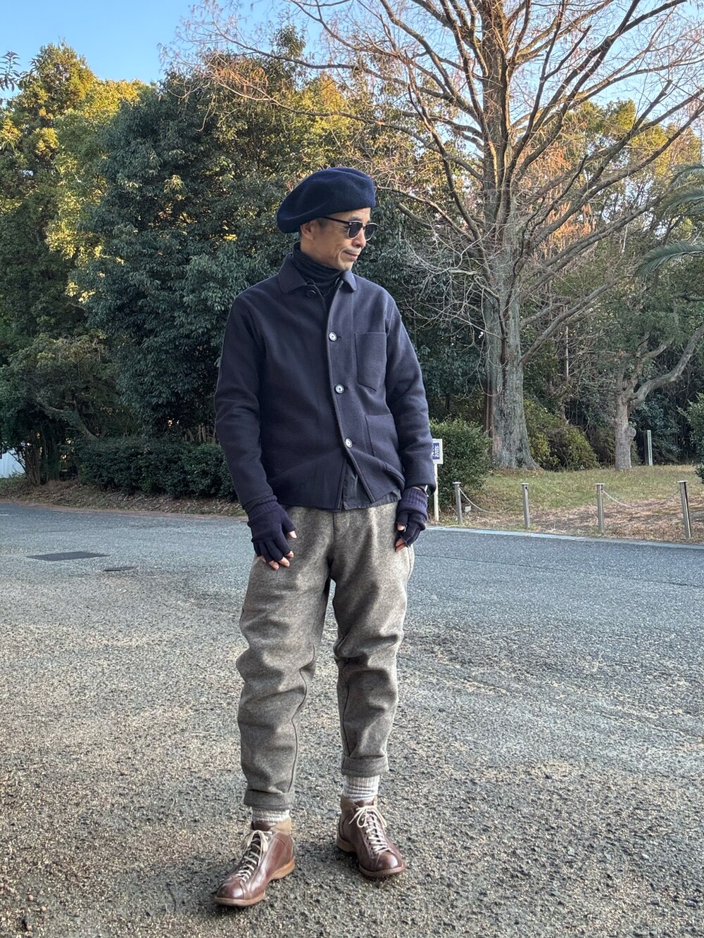ブラウン系のその他パンツ、ブラウン系のスニーカー、ブルー系のジャケット/アウターを着用したメンズの冬コーディネートの2枚目の写真