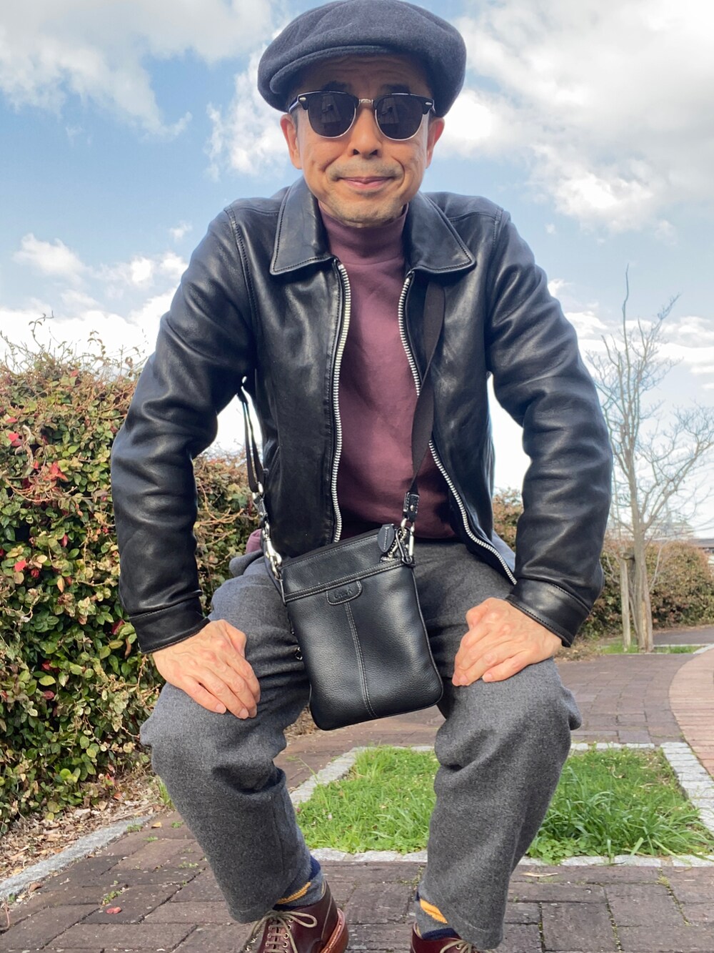 「襟付きライダースジャケット、モックネックカットソー、ワイドパンツ、ダブルソール、UNIQLO U」｜「SOVEREIGNの＜SOVEREIGN（ソブリン）＞ ノープリーツ パンツ（その他パンツ、グレー系）」を使った、Paulさん（メンズ・171cm）の春コーディネートの2枚目の写真