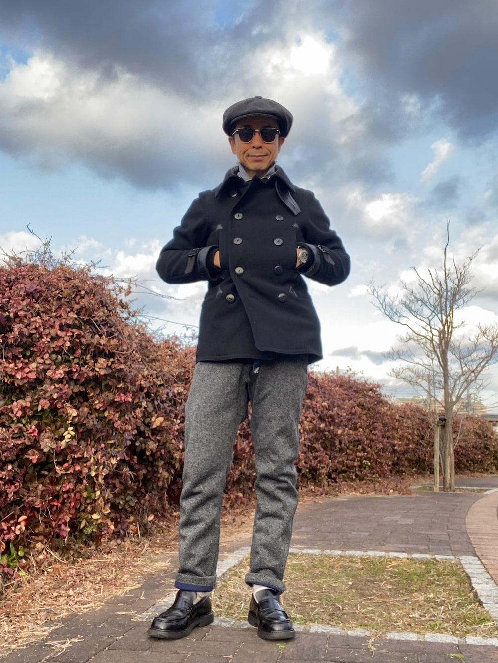 その他のその他パンツ、ブラック系のローファー、ブラック系のピーコートを着用したメンズの冬コーディネートの2枚目の写真