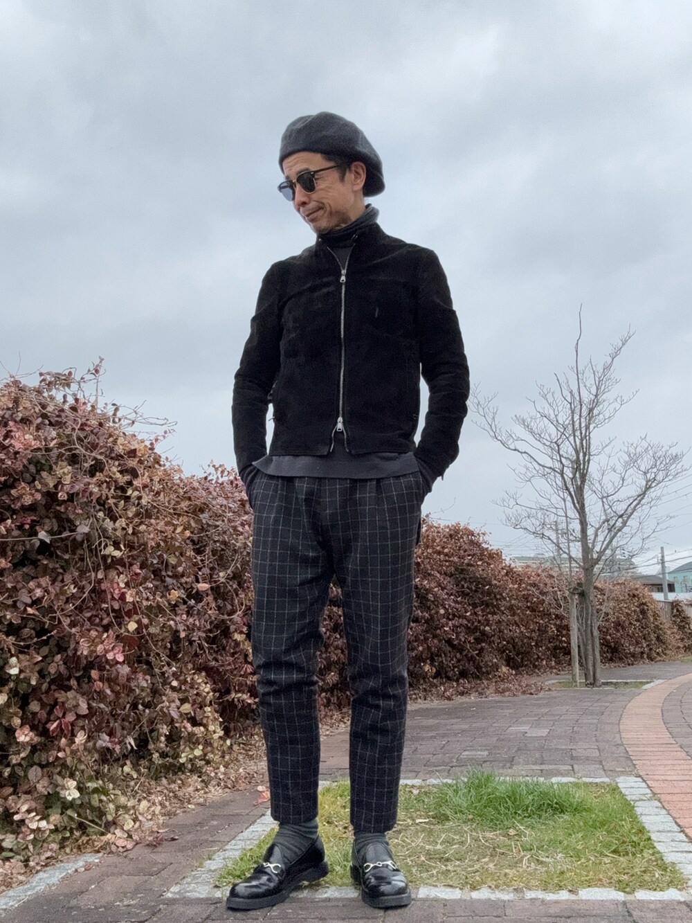 「キャスケット後ろ被り、モノトーン、ダークカラー、スエードライダース、シングルライダース、UNIQLO+J、ウインドペン、フランネルパンツ」｜「UNITED ARROWSのUASB ウィンドウペイン 1プリーツパンツ（その他パンツ、グレー系）」を使った、Paulさん（メンズ・171cm）の冬コーディネートの2枚目の写真