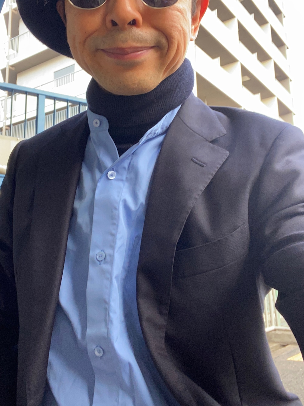 ブルー系のセットアップ、ブラック系のブーツ、ブルー系のシャツ/ブラウスを着用したメンズの冬コーディネートの2枚目の写真