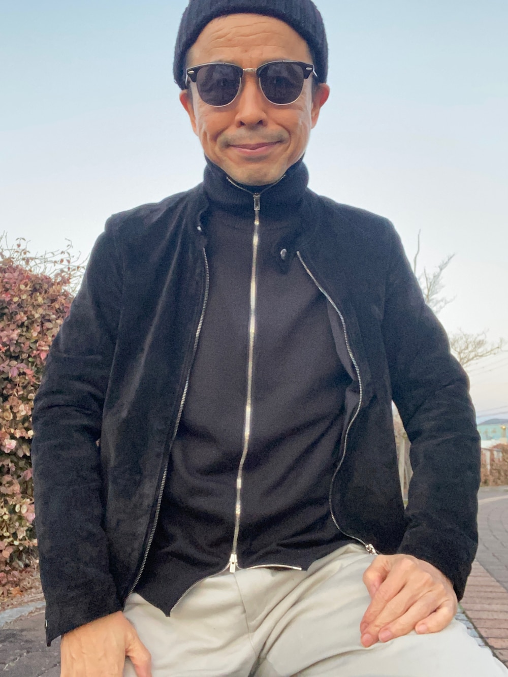 「シングルライダース、スエードライダース、裏地あったかパンツ、サイドゴアブーツ、オフホワイト×ブラック、ドライバーズニット」｜「L.L.Beanのアイテム（パンツ、ベージュ系）」を使った、Paulさん（メンズ・171cm）の冬コーディネートの2枚目の写真