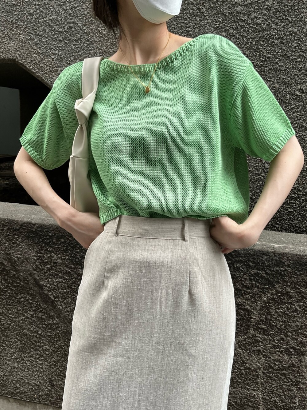 グリーン系のニット/セーター、ベージュ系のスカート、その他のバレエシューズを着用したレディースの夏コーディネートの3枚目の写真