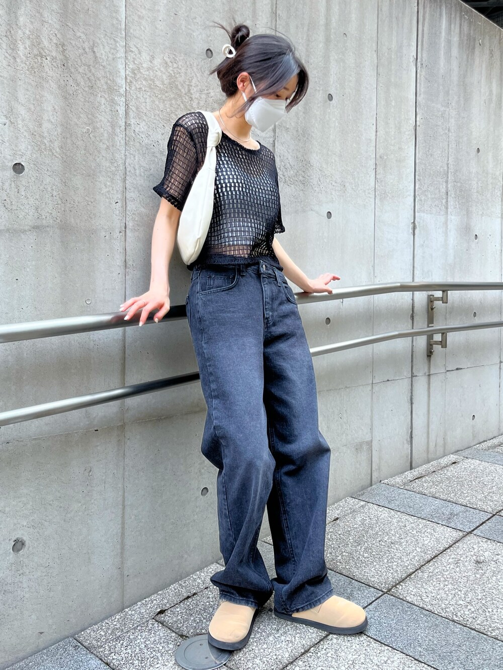 ブラック系のデニムパンツ、ブラック系のTシャツ/カットソーを着用したレディースの夏コーディネートの2枚目の写真