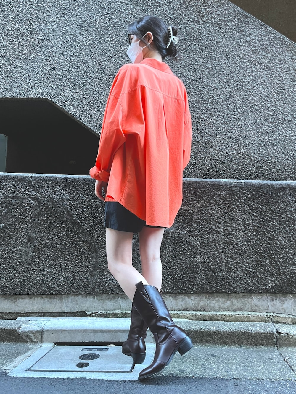 オレンジ系のシャツ/ブラウス、ベージュ系のベスト、ベージュ系のキャミソールを着用したレディースの夏コーディネートの2枚目の写真