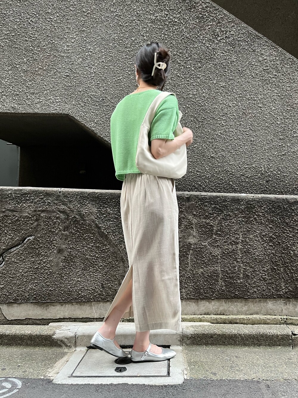 グリーン系のニット/セーター、ベージュ系のスカート、その他のバレエシューズを着用したレディースの夏コーディネートの2枚目の写真