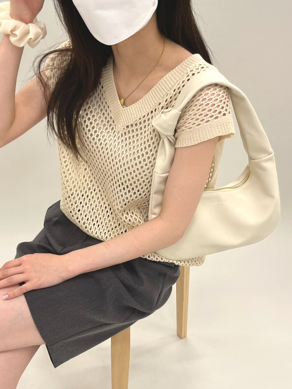 ベージュ系のベスト、ベージュ系のキャミソール、グレー系のその他パンツを着用したレディースの夏コーディネートの3枚目の写真