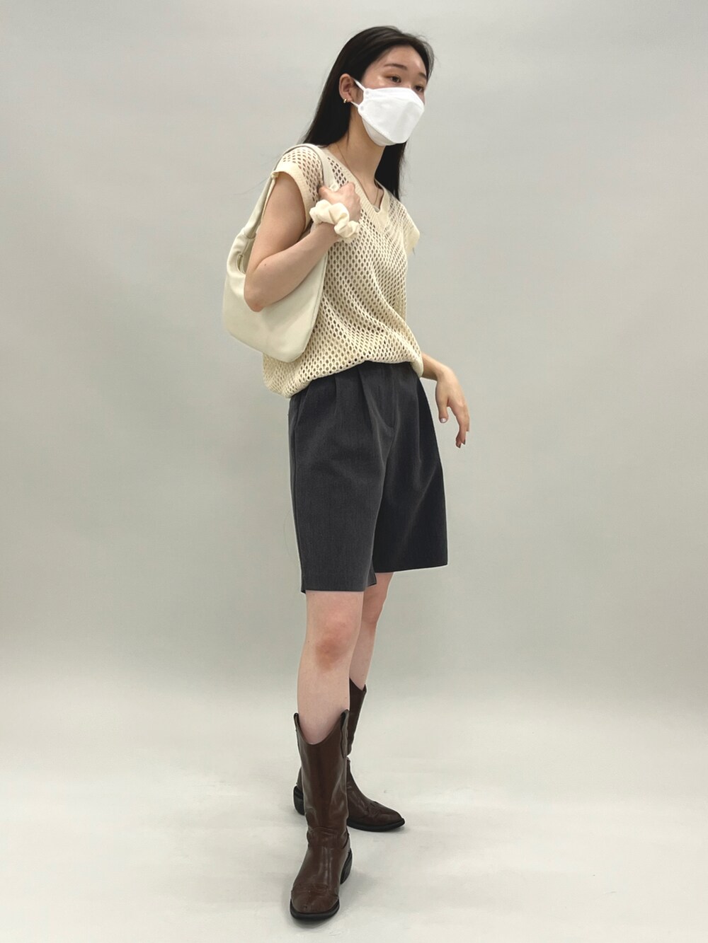 ベージュ系のベスト、ベージュ系のキャミソール、グレー系のその他パンツを着用したレディースの夏コーディネートの2枚目の写真