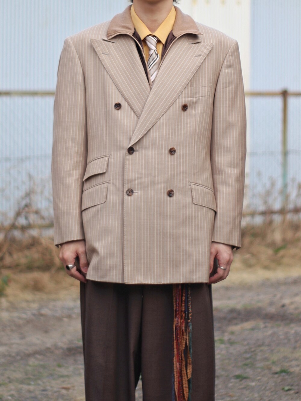 オレンジ系のシャツ/ブラウス、ブラウン系のブルゾン、ベージュ系のテーラードジャケットを着用したメンズの春コーディネートの2枚目の写真