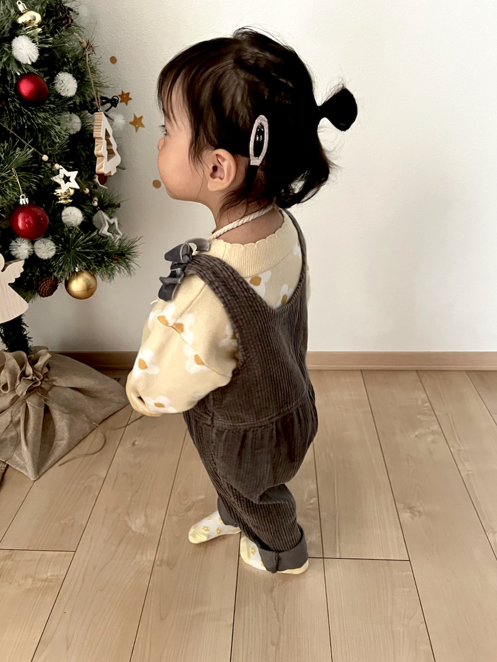 「休日スタイル、公園コーデ、2歳半 女の子、雨降って残念」｜「MIKI HOUSEのアイテム（ソックス/靴下、イエロー系）」を使った、emma  nico mamaさん（キッズ・80cm）の秋コーディネートの2枚目の写真