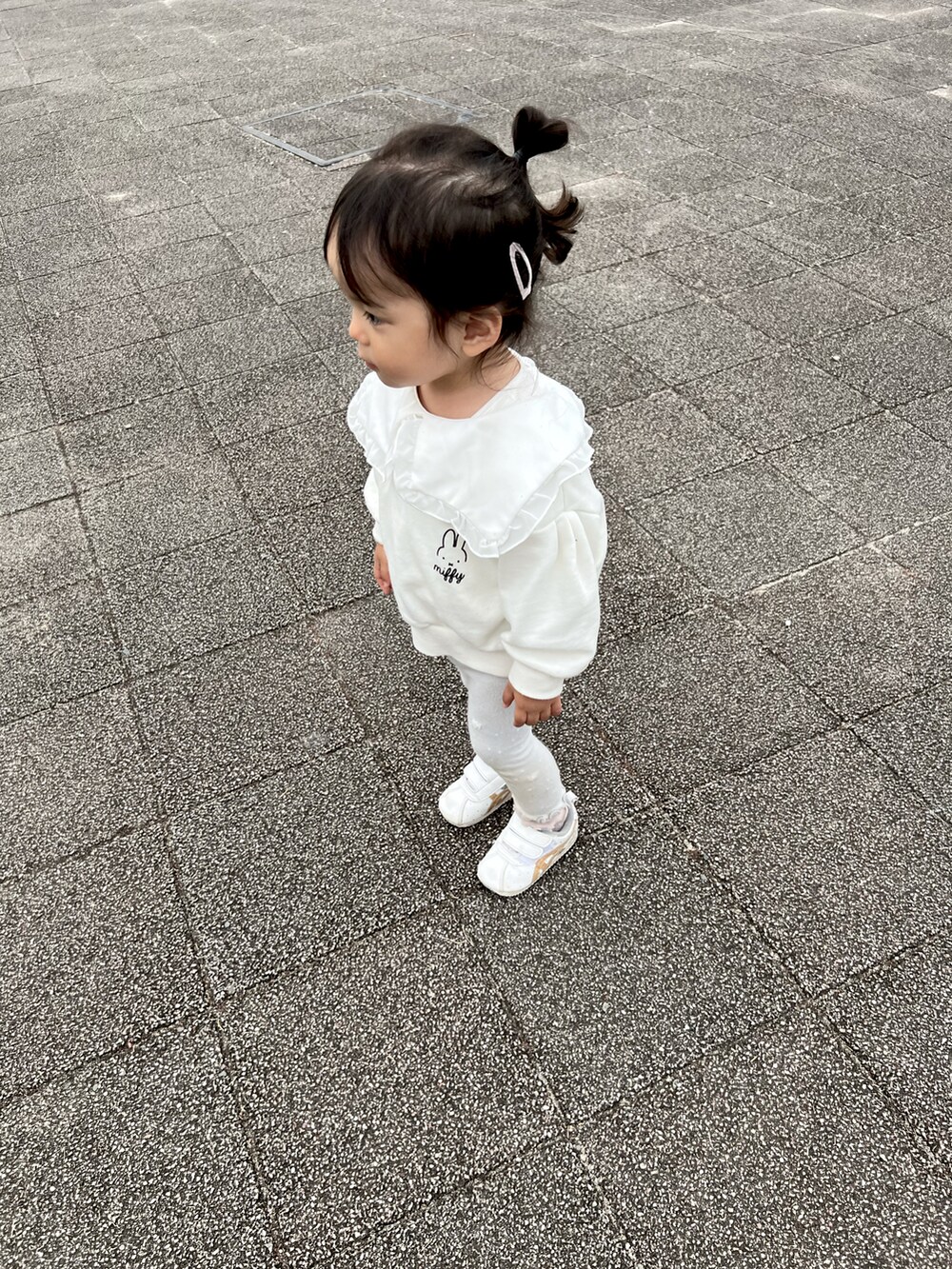 「公園コーデ、2歳半 女の子」｜「ASICSのアイテム（スニーカー、ホワイト系）」を使った、emma  nico mamaさん（キッズ・80cm）の秋コーディネートの3枚目の写真