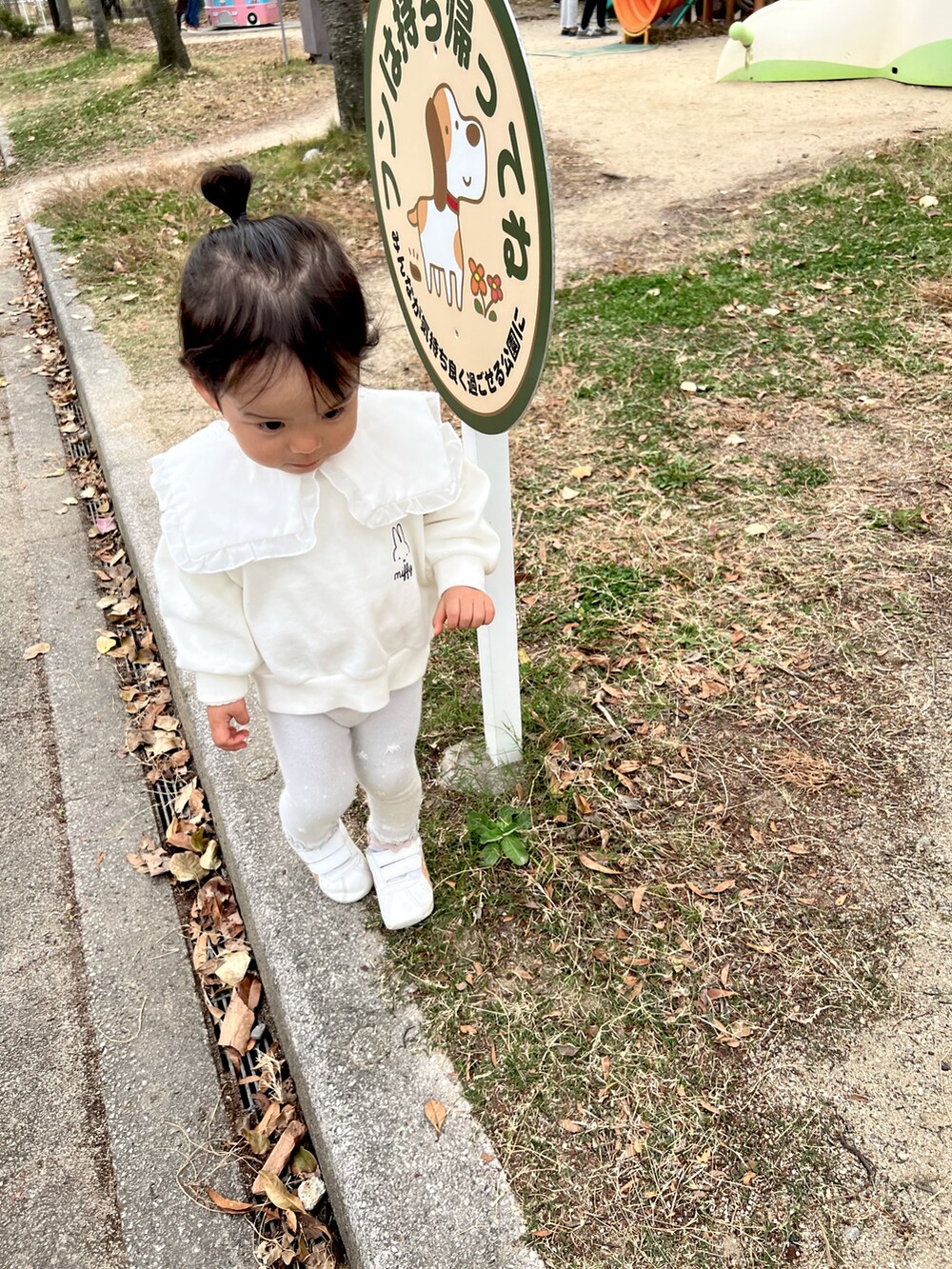 「公園コーデ、2歳半 女の子」｜「ASICSのアイテム（スニーカー、ホワイト系）」を使った、emma  nico mamaさん（キッズ・80cm）の秋コーディネートの2枚目の写真