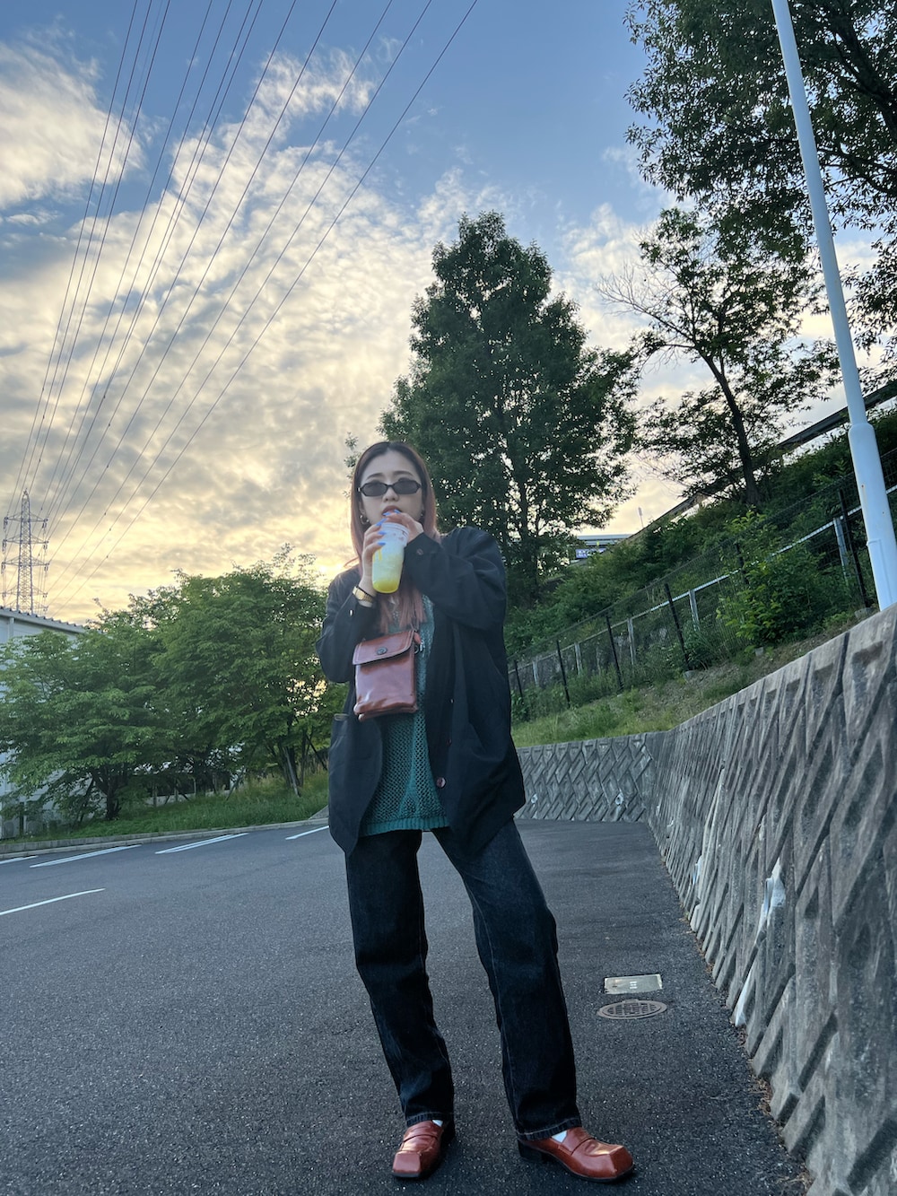 ブラウン系のローファー、ブラウン系のショルダーバッグを着用したレディースの冬コーディネートの2枚目の写真