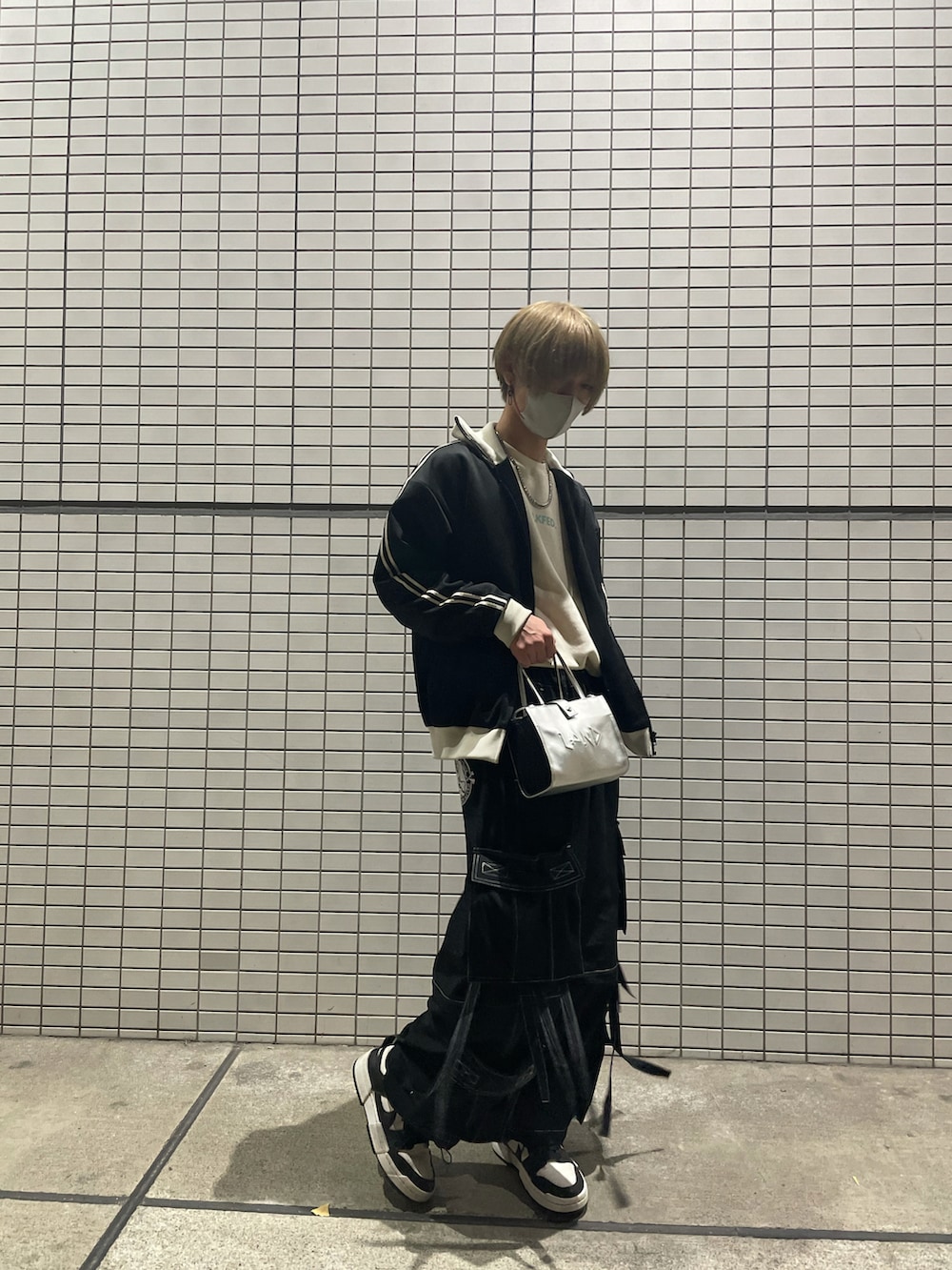「ストリート、オーバーサイズ、スニーカーコーデ、ビッグシルエット、ブラック、モノトーンコーデ、ブラックコーデ、GALFY、MILKFED.、WHO’S WHO gallery、LAND by MILKBOY、おしゃれさんと繋がりたい、スニーカー、NIKE、カーゴパンツ」｜「Landのアイテム（ハンドバッグ、シルバー系）」を使った、TERURUさん（メンズ・169cm）の冬コーディネートの3枚目の写真