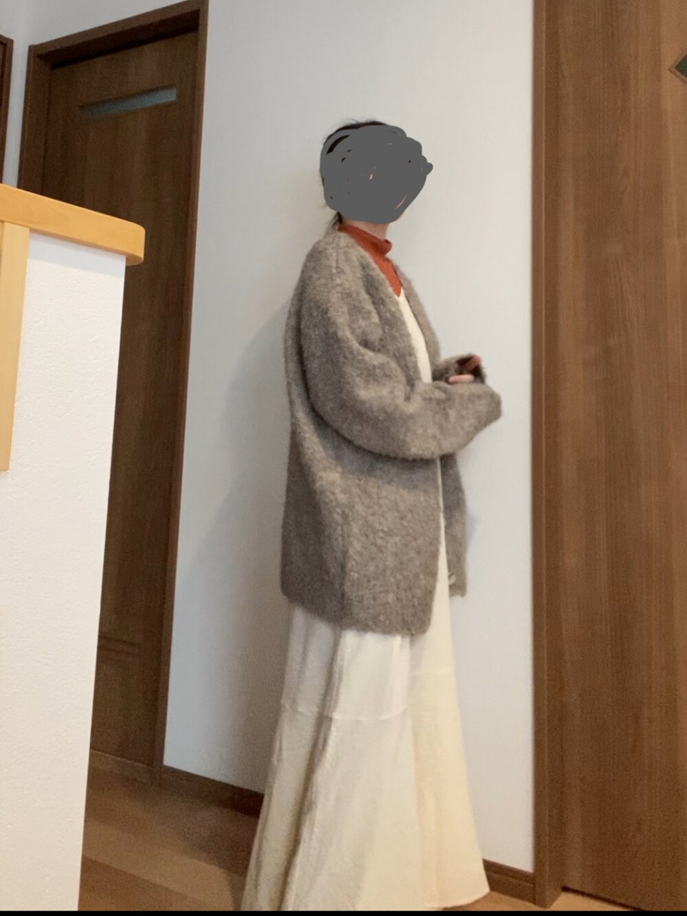 ホワイト系のワンピースを着用したレディースの冬コーディネートの2枚目の写真