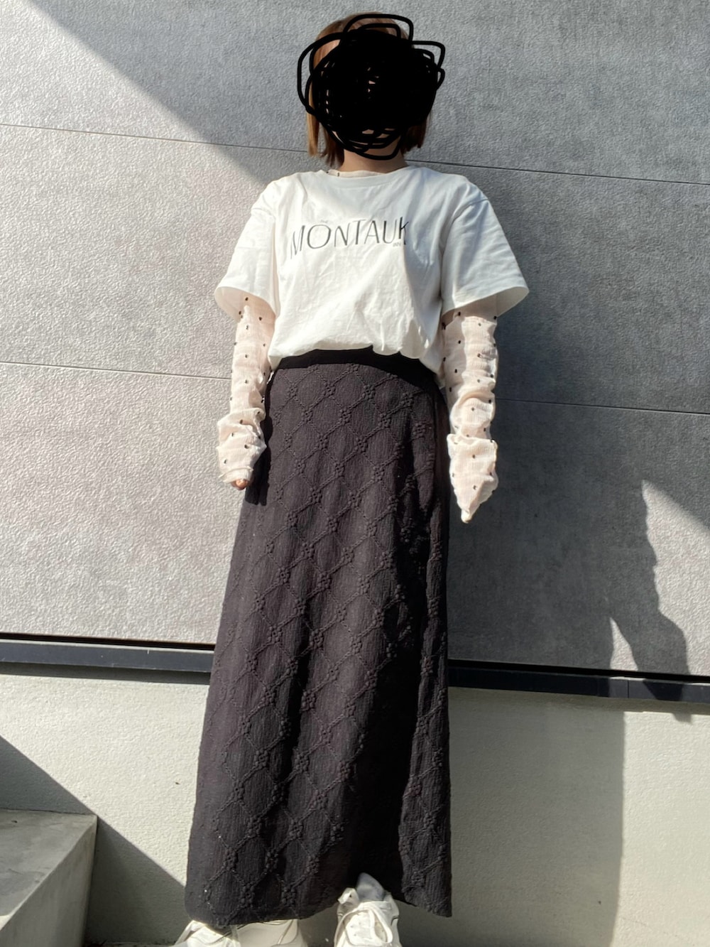 ホワイト系のTシャツ/カットソーを着用したレディースの秋コーディネートの2枚目の写真