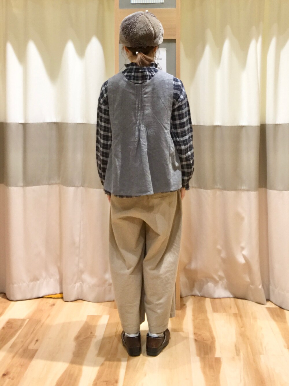 ベージュ系のその他パンツ、グレー系のシャツ/ブラウス、グレー系のベストを着用したレディースの秋コーディネートの3枚目の写真