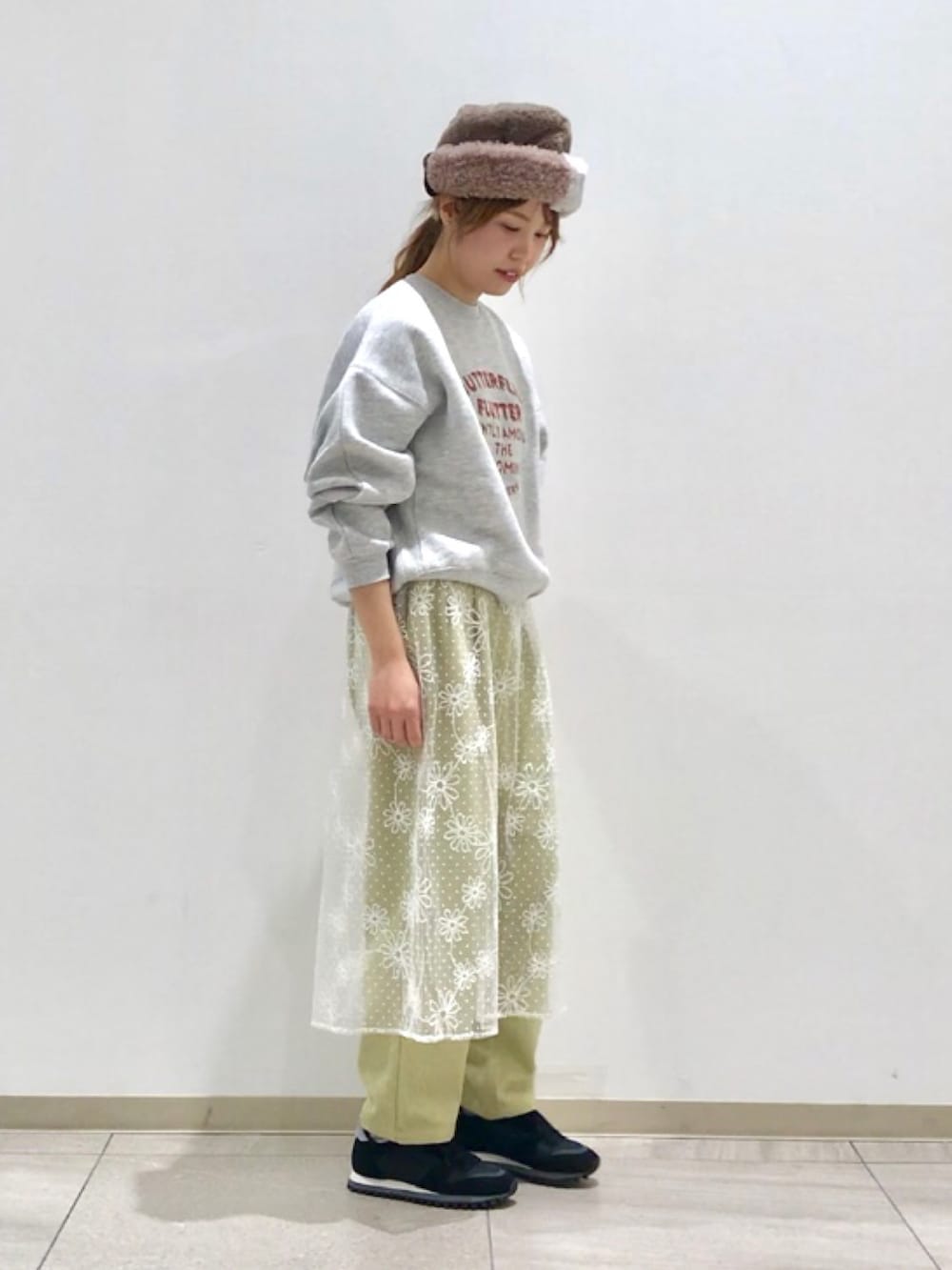 グレー系のTシャツ/カットソー、ホワイト系のスカート、グリーン系のその他パンツを着用したレディースの冬コーディネートの2枚目の写真