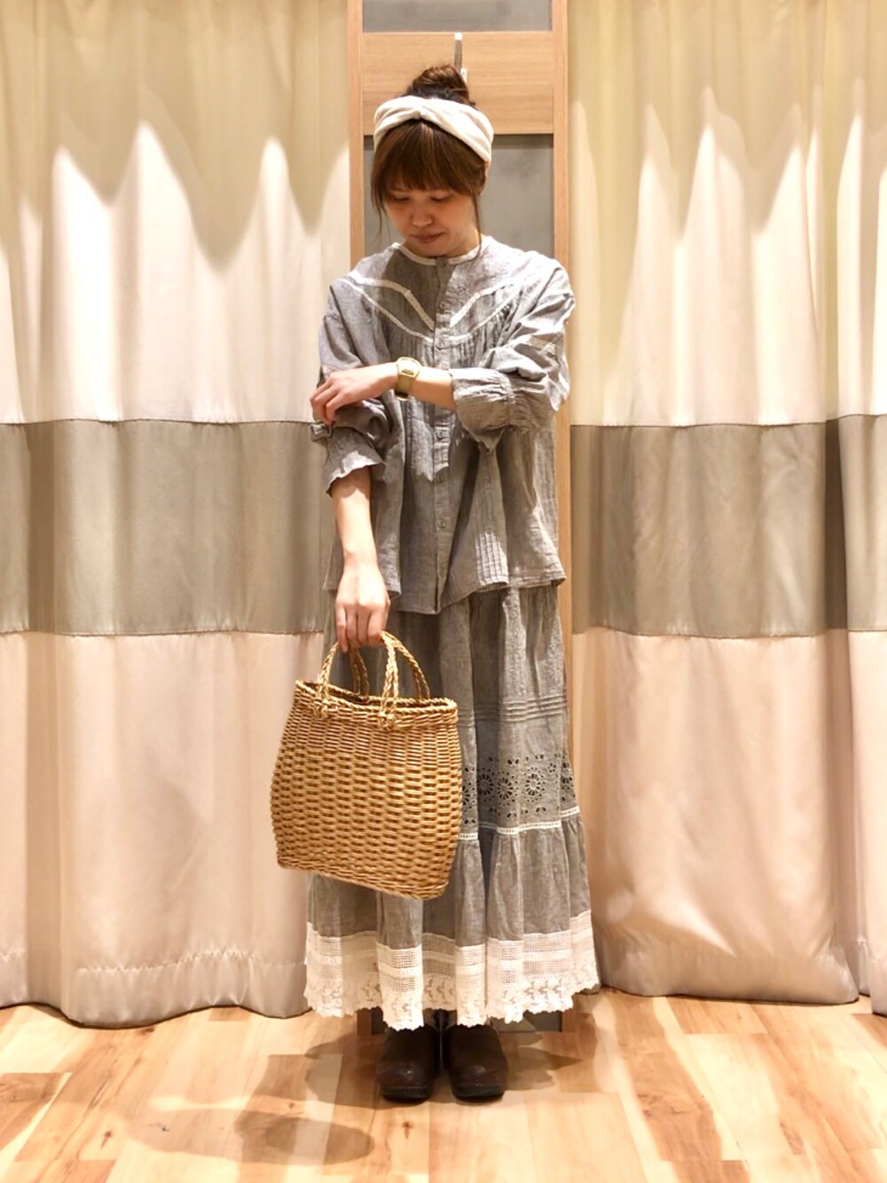 グレー系のシャツ/ブラウス、グレー系のスカートを着用したレディースの夏コーディネートの2枚目の写真