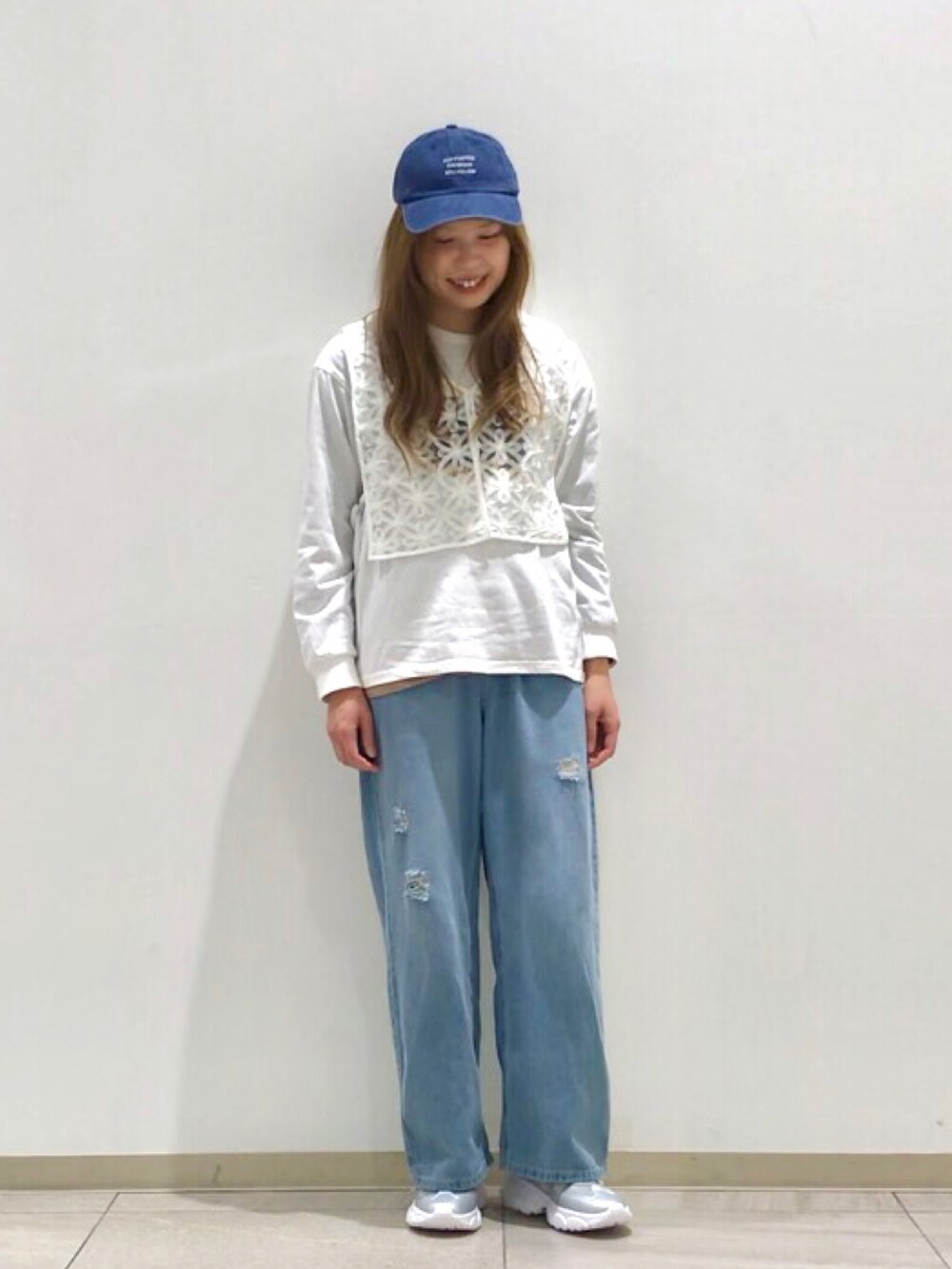 「Samansa Mos2 blue、カジュアルコーデ、プチプラ、ロンT、レース、デニム、スニーカー、春コーデ、ママコーデ」｜「Samansa Mos2 blueの【撥水】ドルマンスリーブマウンテンパーカー（ブルゾン、ホワイト系）」を使った、akane さん（レディース・160cm）の春コーディネートの3枚目の写真