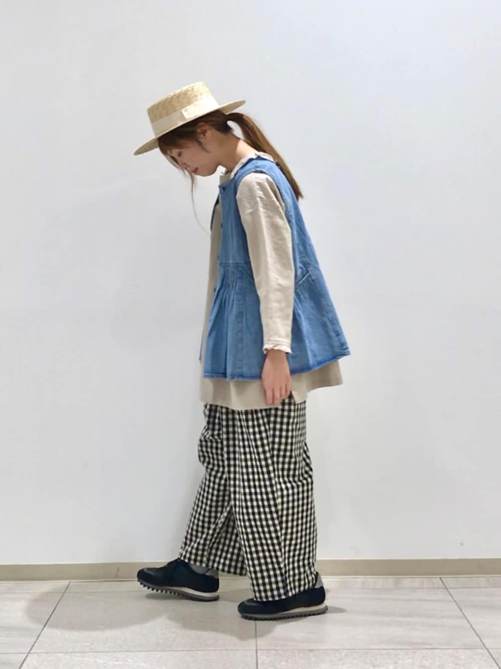 ベージュ系のシャツ/ブラウス、ブルー系のベスト、ブラック系のその他パンツを着用したレディースの春コーディネートの2枚目の写真