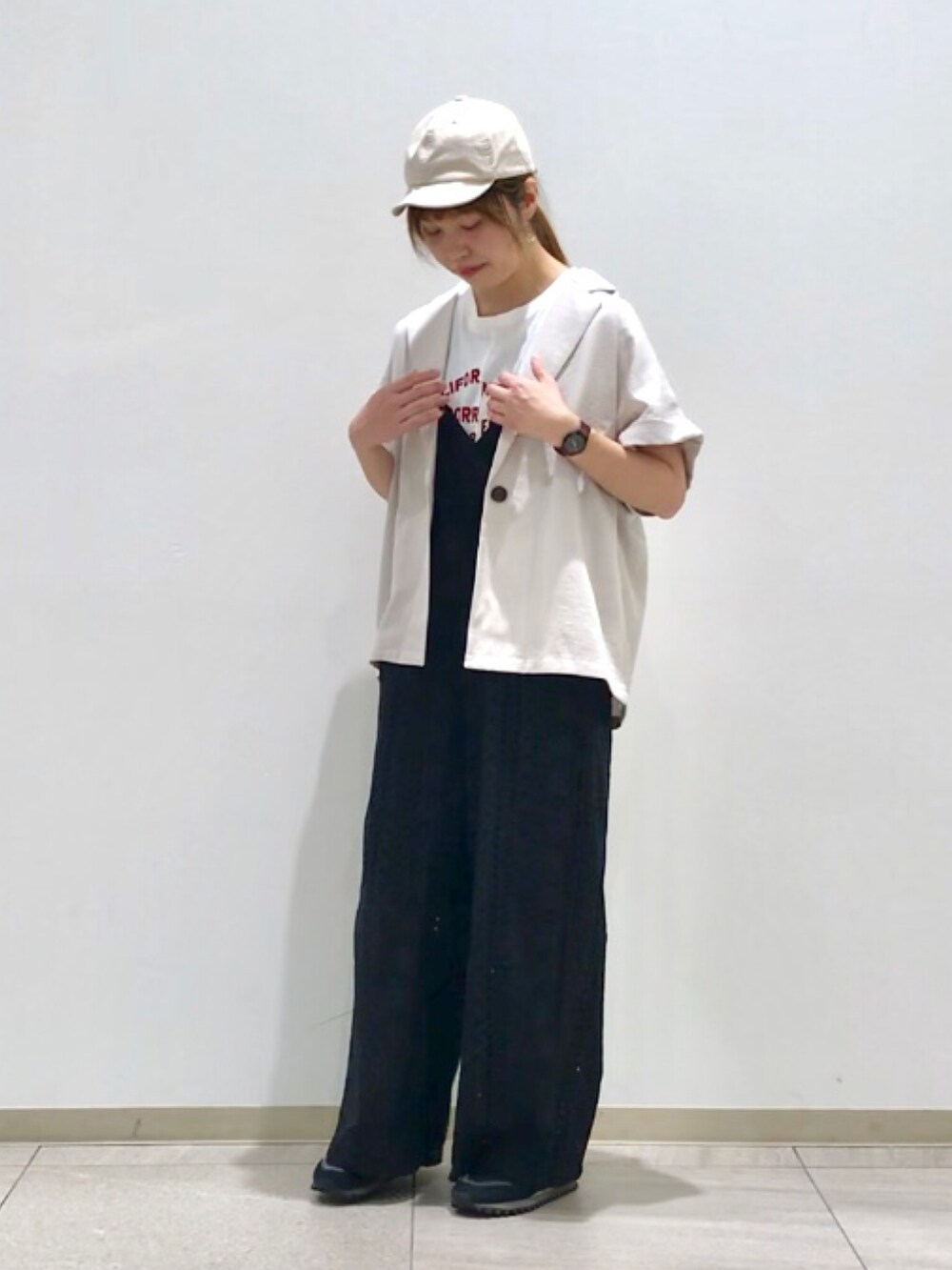 ブラック系のその他パンツ、ホワイト系のTシャツ/カットソー、ベージュ系のシャツ/ブラウスを着用したレディースの春コーディネートの2枚目の写真