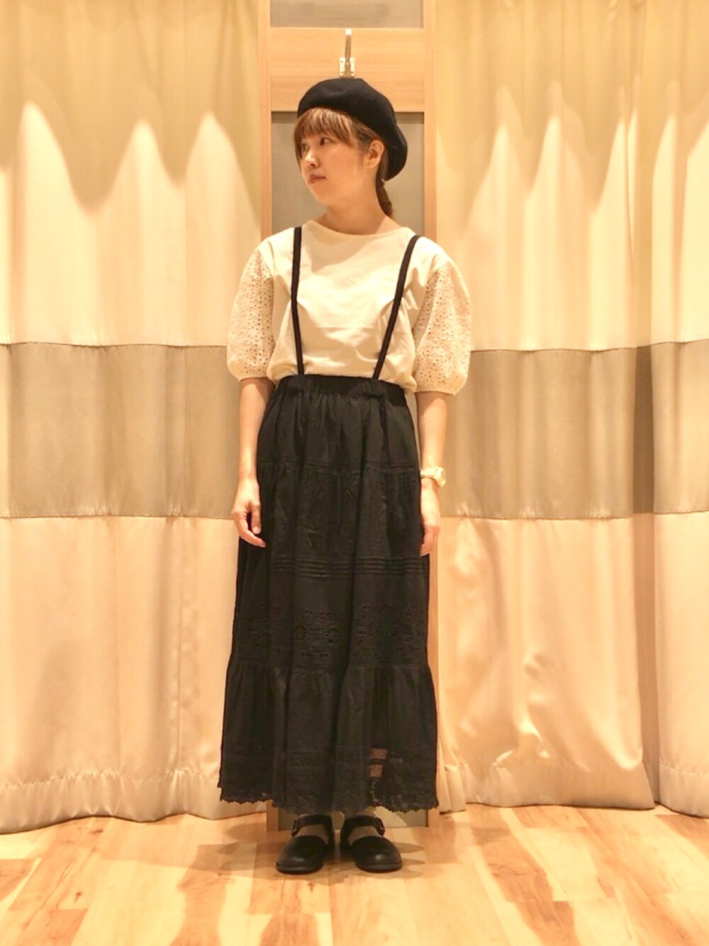 ホワイト系のTシャツ/カットソー、ブラック系のドレスシューズ、ブラック系のスカートを着用したレディースの夏コーディネートの2枚目の写真