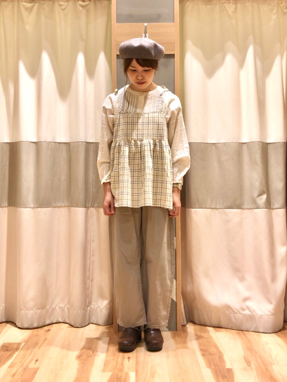 ホワイト系のシャツ/ブラウス、ホワイト系のシャツ/ブラウス、ベージュ系のその他パンツを着用したレディースの秋コーディネートの3枚目の写真