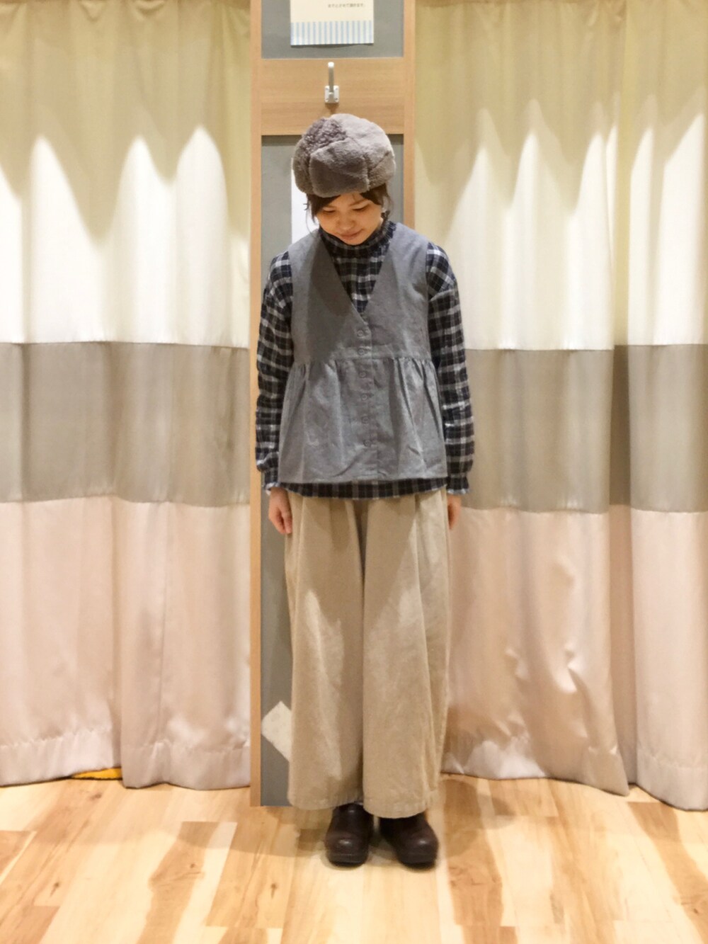 ベージュ系のその他パンツ、グレー系のシャツ/ブラウス、グレー系のベストを着用したレディースの秋コーディネートの4枚目の写真