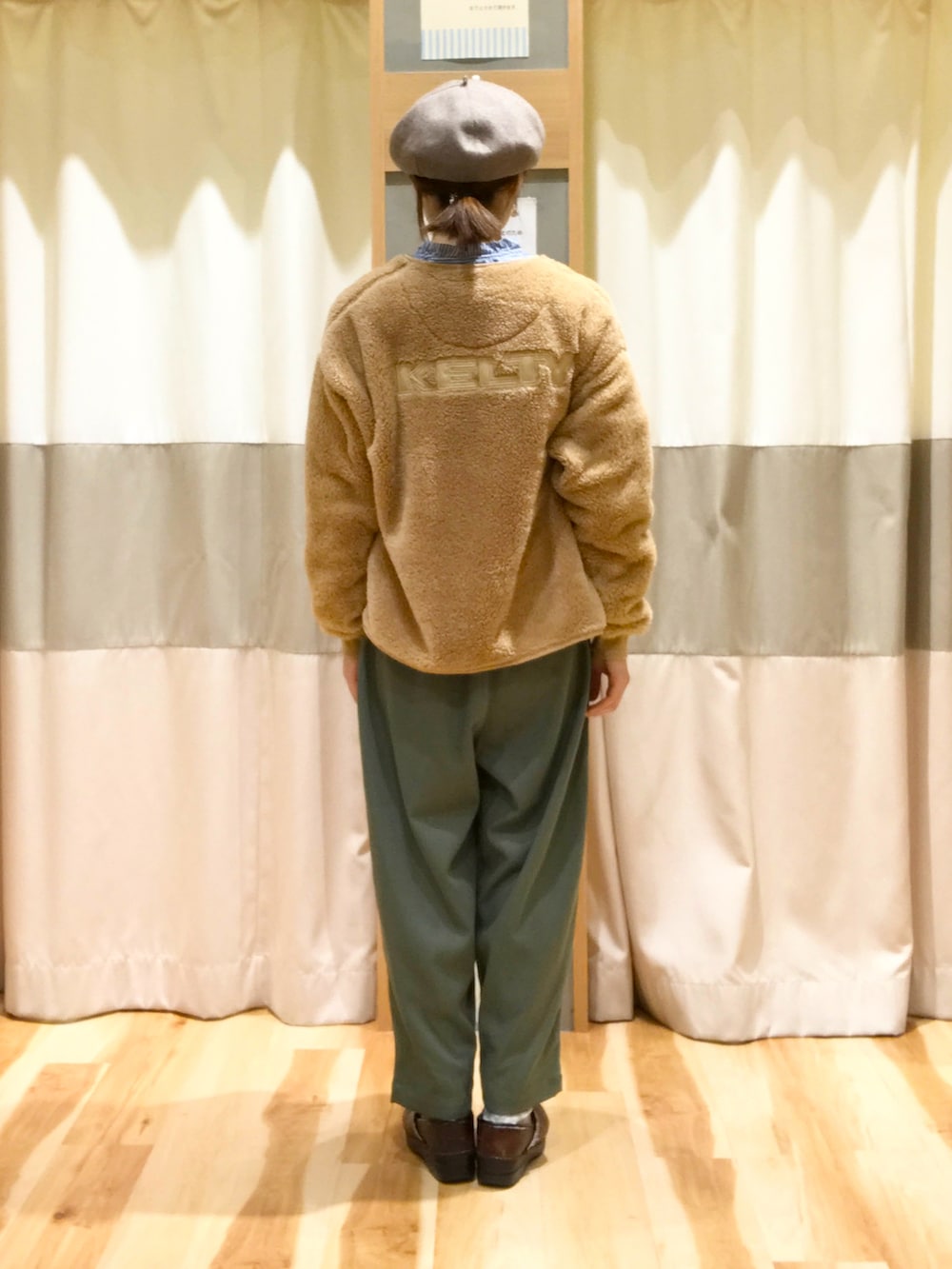 ベージュ系のカーディガン/ボレロ、ブルー系のシャツ/ブラウス、グリーン系のその他パンツを着用したレディースの秋コーディネートの2枚目の写真