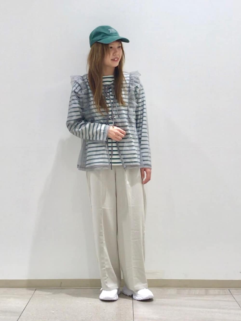 グリーン系のTシャツ/カットソー、グレー系のTシャツ/カットソー、ベージュ系のその他パンツを着用したレディースの春コーディネートの2枚目の写真