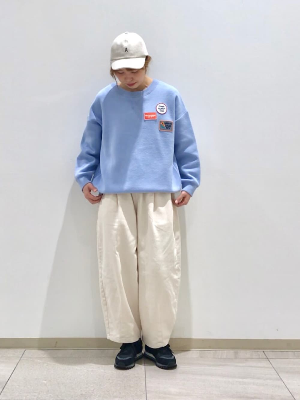ブルー系のニット/セーター、ホワイト系のその他パンツを着用したレディースの冬コーディネートの2枚目の写真