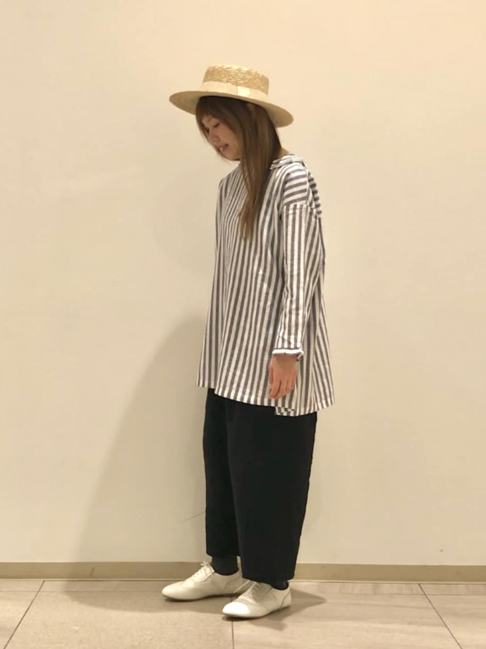 ブルー系のシャツ/ブラウス、ブラック系のその他パンツ、ホワイト系のドレスシューズを着用したレディースの春コーディネートの2枚目の写真