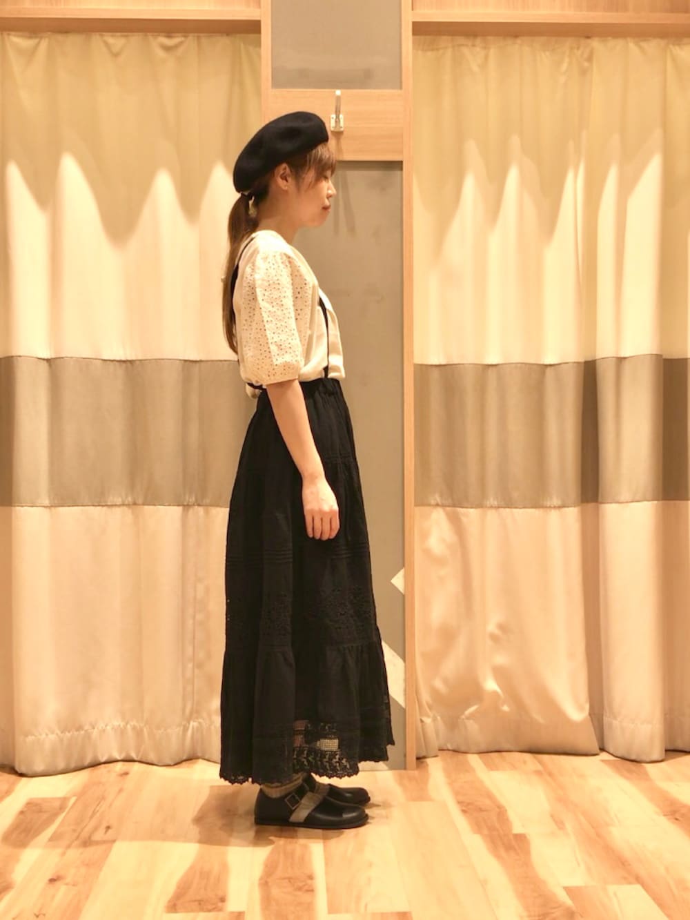 ホワイト系のTシャツ/カットソー、ブラック系のドレスシューズ、ブラック系のスカートを着用したレディースの夏コーディネートの3枚目の写真