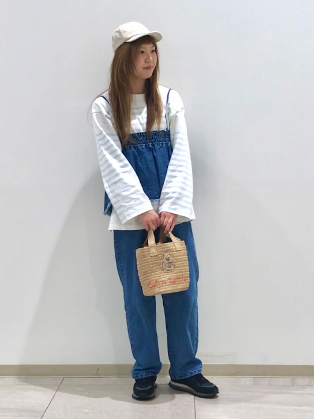 グリーン系のTシャツ/カットソー、ブルー系のその他パンツ、ベージュ系のバッグを着用したレディースの春コーディネートの3枚目の写真