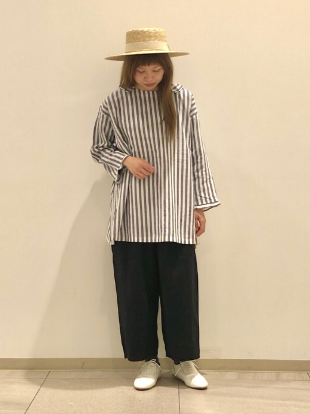 ブルー系のシャツ/ブラウス、ブラック系のその他パンツ、ホワイト系のドレスシューズを着用したレディースの春コーディネートの3枚目の写真