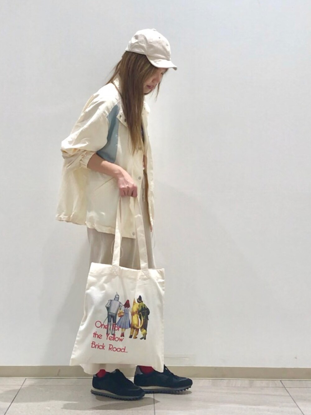 ホワイト系のブルゾン、ホワイト系のTシャツ/カットソー、ベージュ系のスカートを着用したレディースの春コーディネートの2枚目の写真