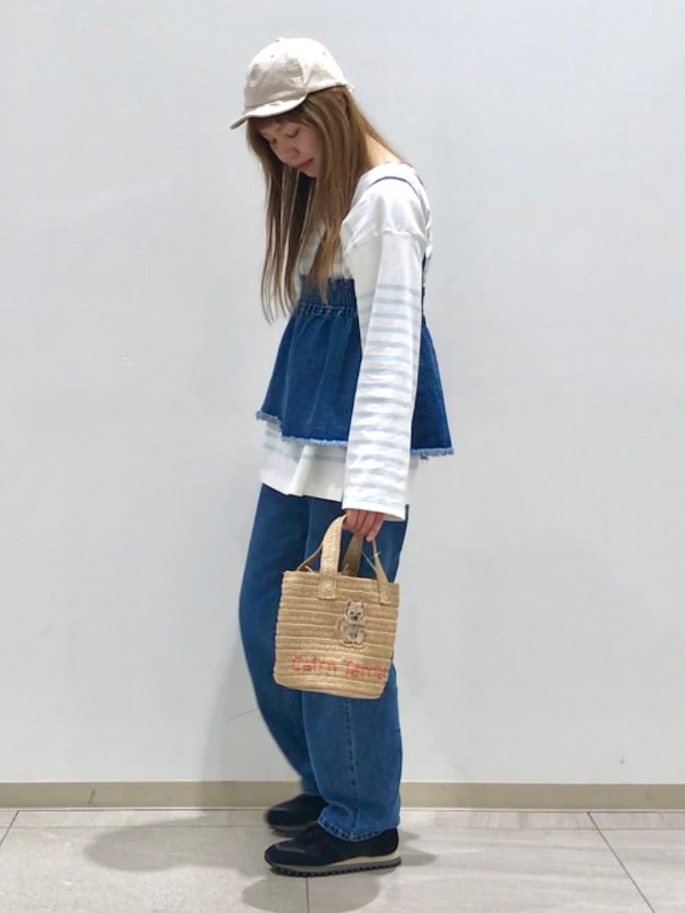 グリーン系のTシャツ/カットソー、ブルー系のその他パンツ、ベージュ系のバッグを着用したレディースの春コーディネートの2枚目の写真