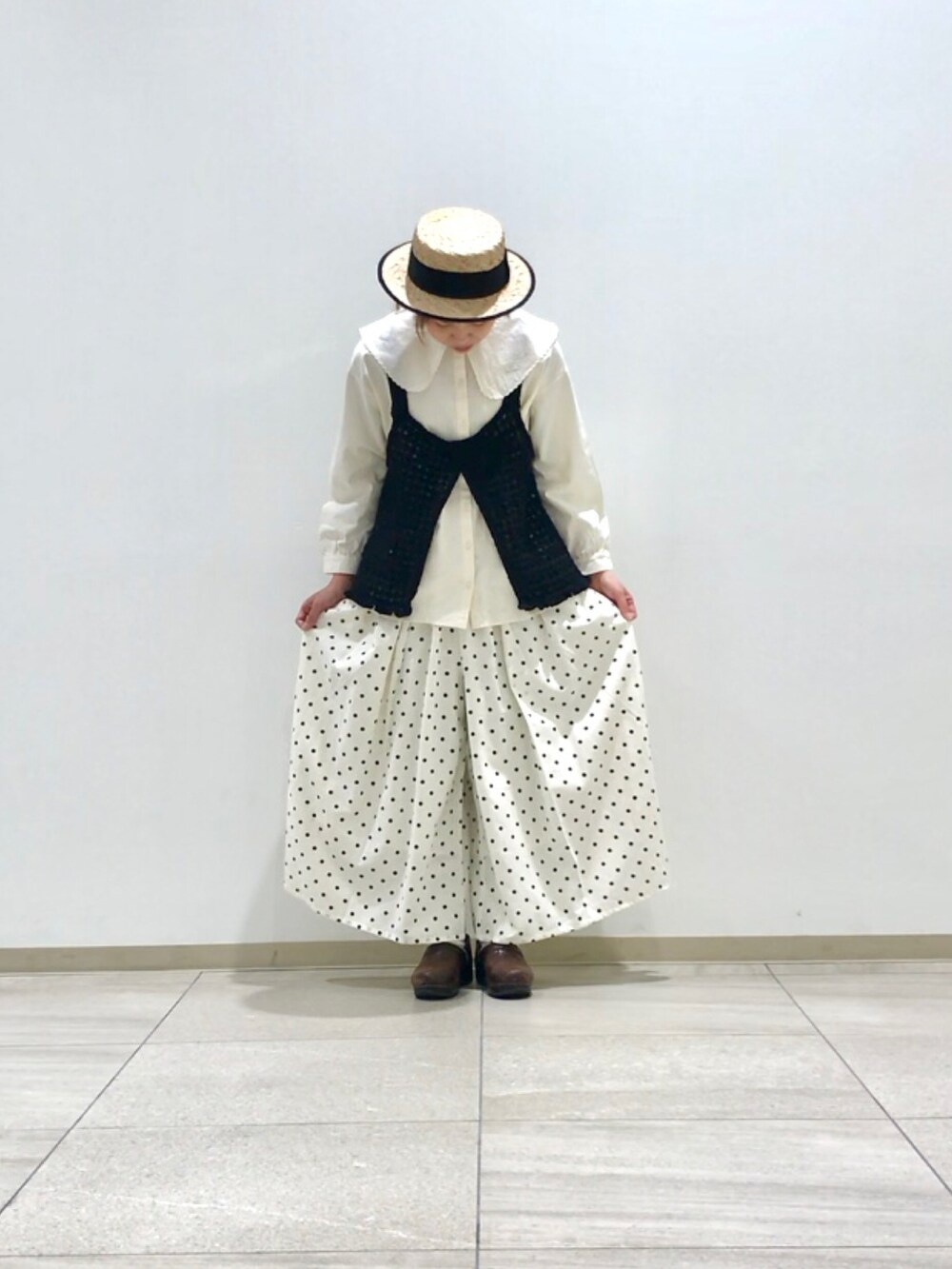 ホワイト系のその他パンツ、ホワイト系のシャツ/ブラウス、ブラック系のベストを着用したレディースの春コーディネートの2枚目の写真