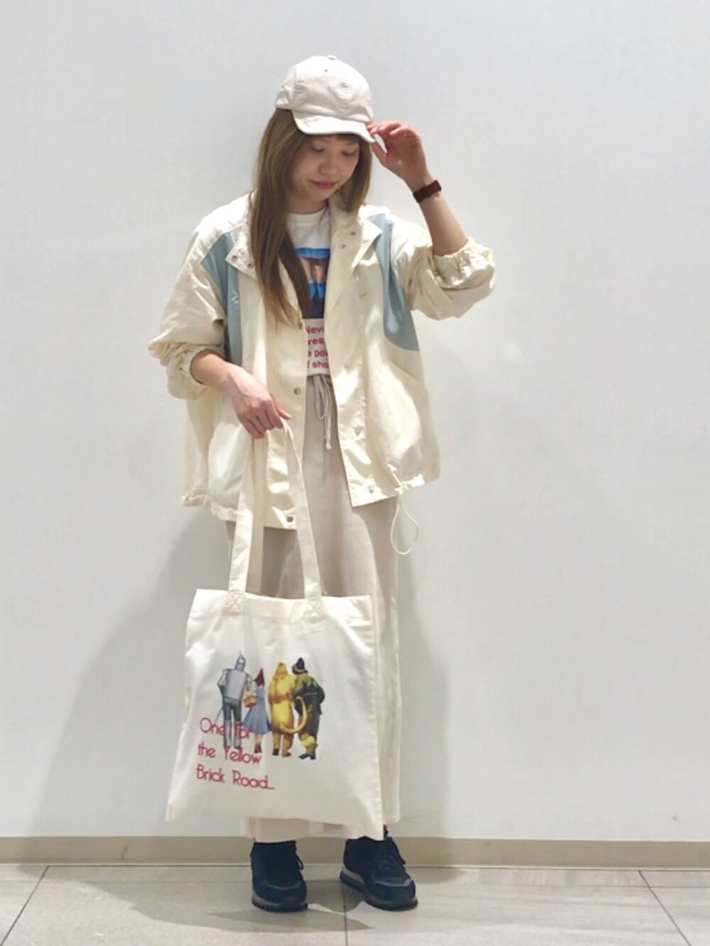 ホワイト系のブルゾン、ホワイト系のTシャツ/カットソー、ベージュ系のスカートを着用したレディースの春コーディネートの3枚目の写真