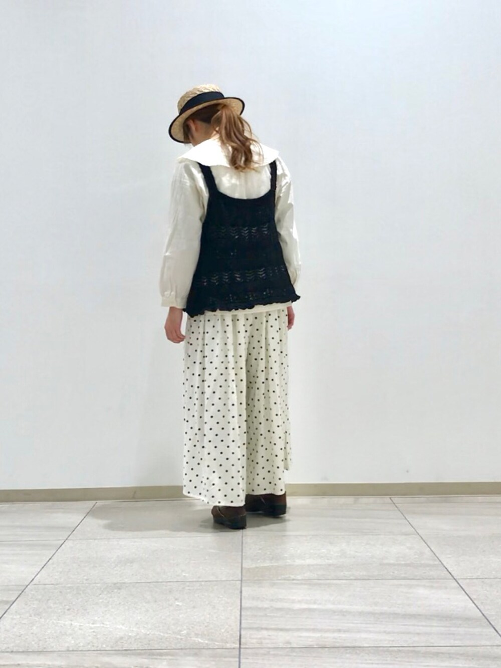 ホワイト系のその他パンツ、ホワイト系のシャツ/ブラウス、ブラック系のベストを着用したレディースの春コーディネートの4枚目の写真