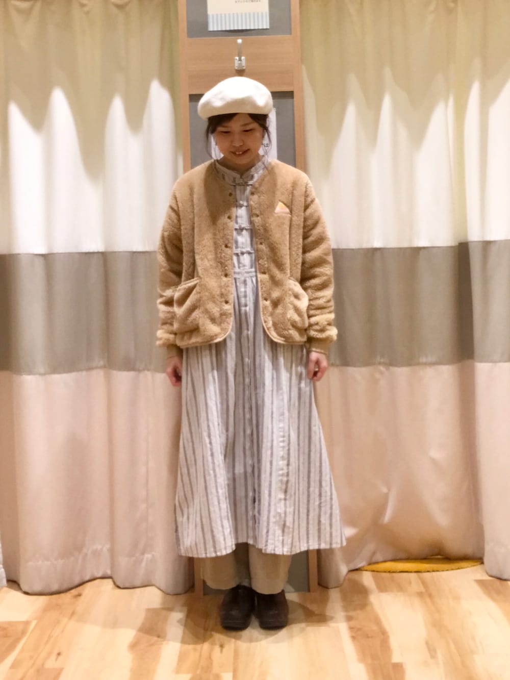 ベージュ系のカーディガン/ボレロ、ホワイト系のワンピース、ベージュ系のその他パンツを着用したレディースの秋コーディネートの2枚目の写真