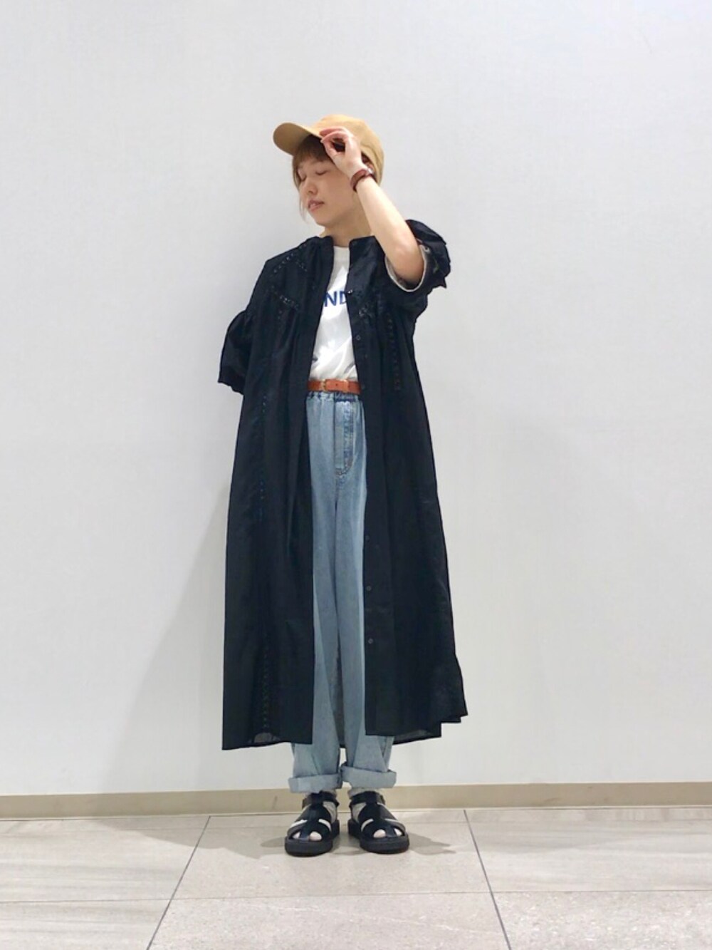 ホワイト系のTシャツ/カットソー、ブルー系のその他パンツ、ブラック系のワンピースを着用したレディースの夏コーディネートの2枚目の写真