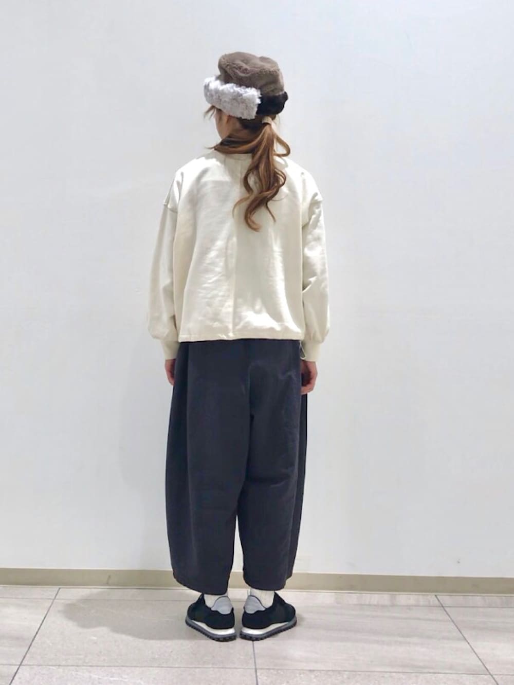 ホワイト系のTシャツ/カットソー、ブラック系のTシャツ/カットソー、グレー系のその他パンツを着用したレディースの冬コーディネートの2枚目の写真