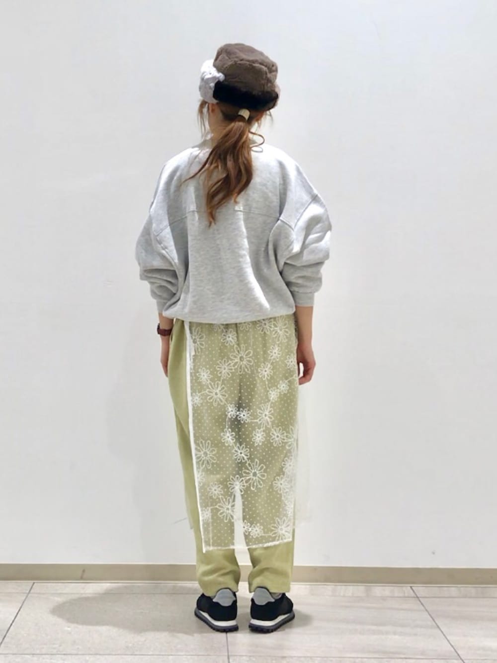 グレー系のTシャツ/カットソー、ホワイト系のスカート、グリーン系のその他パンツを着用したレディースの冬コーディネートの3枚目の写真