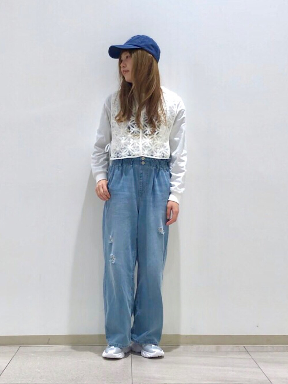 「Samansa Mos2 blue、カジュアルコーデ、プチプラ、ロンT、レース、デニム、スニーカー、春コーデ、ママコーデ」｜「Samansa Mos2 blueの【撥水】ドルマンスリーブマウンテンパーカー（ブルゾン、ホワイト系）」を使った、akane さん（レディース・160cm）の春コーディネートの2枚目の写真