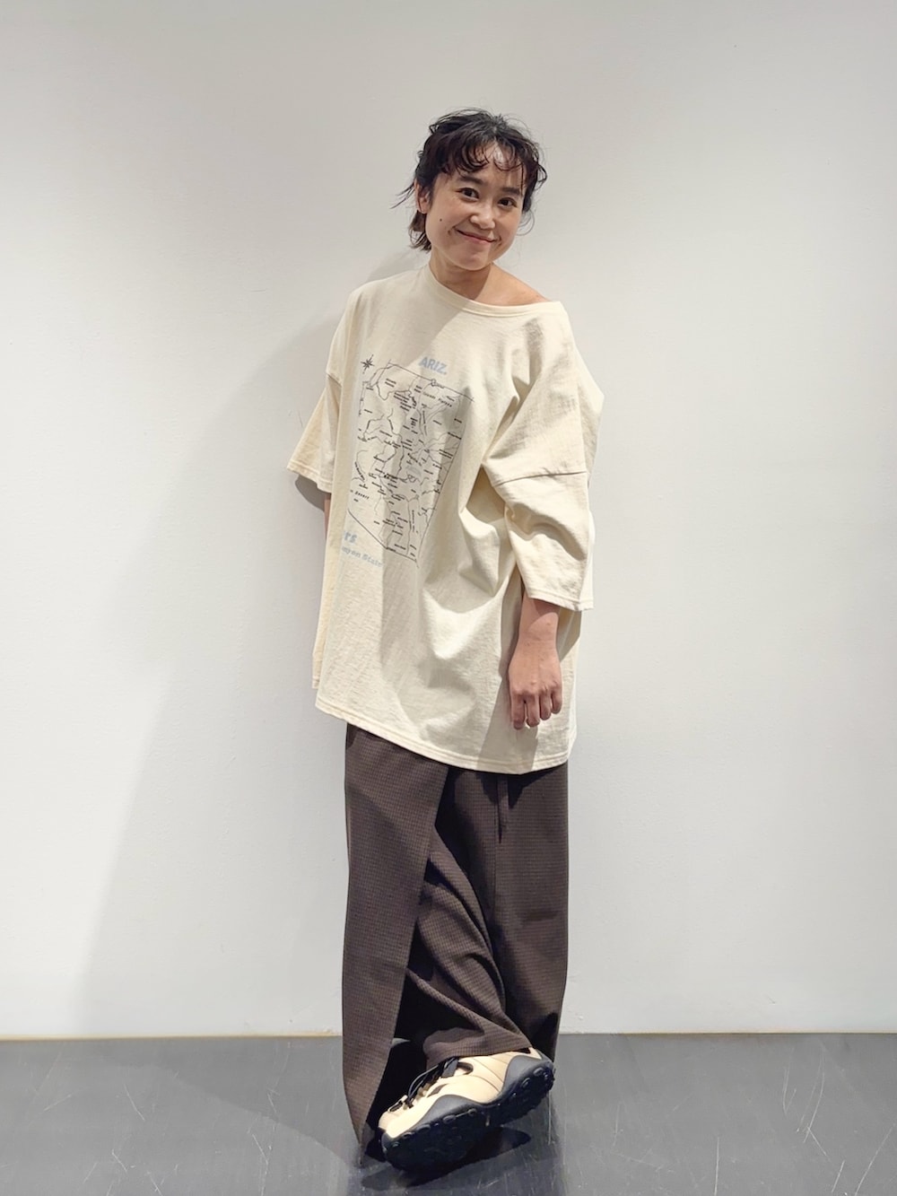 ホワイト系のTシャツ/カットソー、ホワイト系のTシャツ/カットソー、ブラウン系のスカートを着用したレディースの夏コーディネートの2枚目の写真