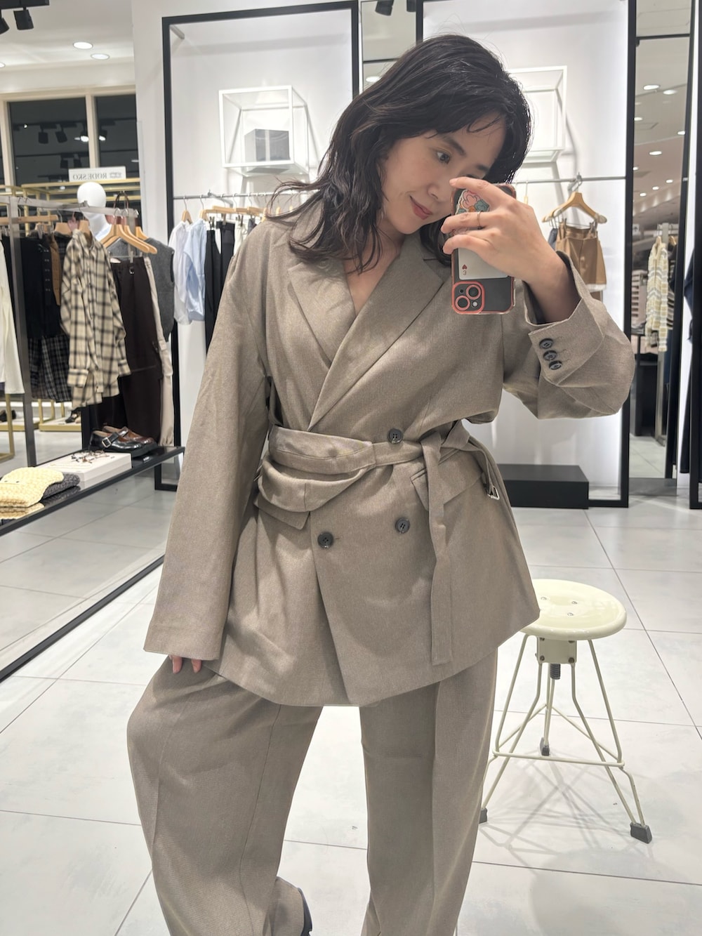 「チェック、セットアップ、セットアップスタイル、ジャケット、ポシェット、スラックス、メガネ女子、晩夏カラーコーデ、低身長、低身長コーデ、ショルダーバッグ、ブラウン、スリッポン、厚底シューズ、秋服準備はじめました」｜「KBFのバッグSETダブルジャケット（テーラードジャケット、ブラウン系）」を使った、IMOKOさん（骨格ストレート・レディース・148cm）の秋コーディネートの2枚目の写真