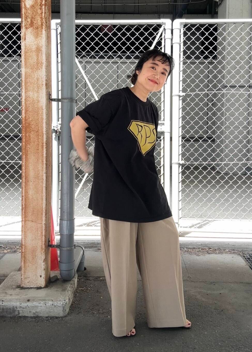 「シャツ、ワイドパンツ、スラックス、Tシャツ、サンダル、KBF、低身長、ロゴtee、bigtee、骨格ストレート、初夏のお出かけコーデ、ストレート×低身長、sip2412、kbfで選ぶ春」｜「KBFのサイドタックスラックス（その他パンツ、ベージュ系）」を使った、IMOKOさん（レディース・148cm）の春コーディネートの3枚目の写真